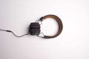 headphones, listening, music-1868612.jpg
